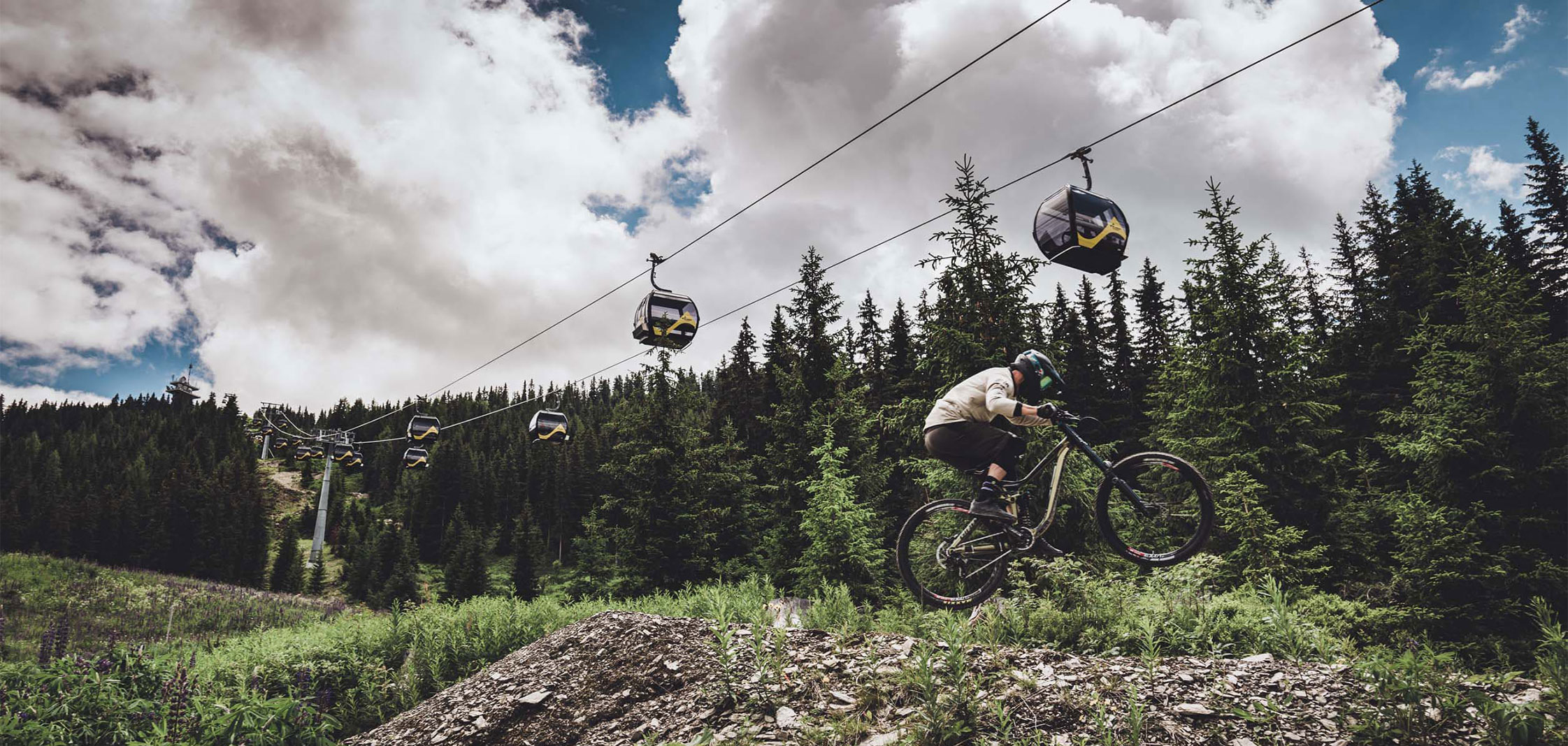 Donwhiller unter Gondel im Bikepark Planai