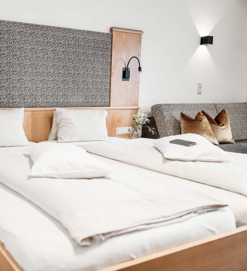 COZY Room Blick auf Doppelzimmer mit Couch