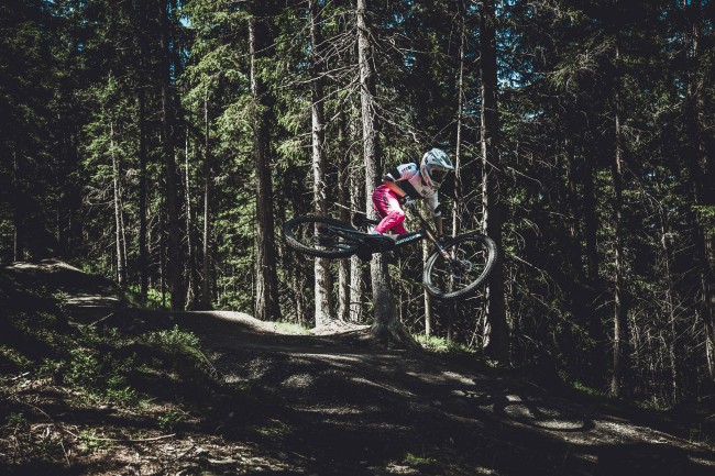 Downhiller im Bikepark Planai